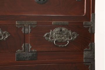 和製ビンテージ　前面欅(ケヤキ)材　総漆塗り　木地呂塗り　仙台箪笥　脚(台輪)付きリメイク　手打ちの龍(竜)金具が存在感を放つ衣装箪笥ローボード(ヴィンテージ、ローチェスト、テレビ台、収納箪笥、引き出し、和タンス)(R-060928)