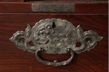 和製ビンテージ　前面欅(ケヤキ)材　総漆塗り　木地呂塗り　仙台箪笥　脚(台輪)付きリメイク　手打ちの龍(竜)金具が存在感を放つ衣装箪笥ローボード(ヴィンテージ、ローチェスト、テレビ台、収納箪笥、引き出し、和タンス)(R-060928)