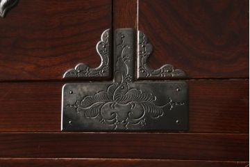 和製ビンテージ　前面欅(ケヤキ)材　総漆塗り　木地呂塗り　仙台箪笥　脚(台輪)付きリメイク　手打ちの龍(竜)金具が存在感を放つ衣装箪笥ローボード(ヴィンテージ、ローチェスト、テレビ台、収納箪笥、引き出し、和タンス)(R-060928)