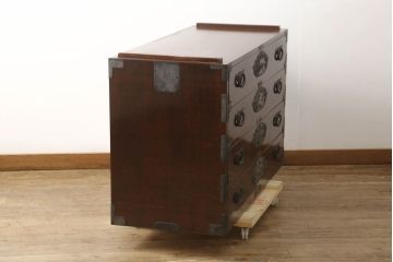 和製ビンテージ　前面欅(ケヤキ)材　総漆塗り　木地呂塗り　仙台箪笥　天板・脚(台輪)付きリメイク　手打ちの龍(竜)金具が存在感を放つ重ね衣装箪笥(ヴィンテージ、収納箪笥、引き出し、和タンス)(R-060929)
