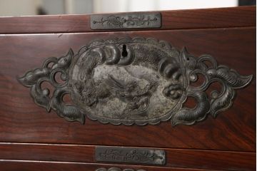 和製ビンテージ　前面欅(ケヤキ)材　総漆塗り　木地呂塗り　仙台箪笥　天板・脚(台輪)付きリメイク　手打ちの龍(竜)金具が存在感を放つ重ね衣装箪笥(ヴィンテージ、収納箪笥、引き出し、和タンス)(R-060929)