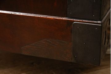 和製ビンテージ　前面欅(ケヤキ)材　総漆塗り　木地呂塗り　仙台箪笥　天板付リメイク　手打ちの龍(竜)金具が存在感を放つ重ね衣装箪笥(ヴィンテージ、収納箪笥、引き出し、和タンス)(R-060930)