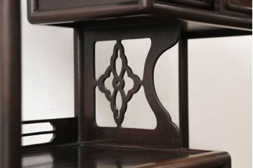 中古　民芸家具　漆塗り　紫檀材　大阪唐木指物　中澤唐木　透かし彫りが上品な雰囲気を醸し出す茶棚(違い棚、飾り棚、戸棚、収納棚)(定価約85万円)(R-060932)