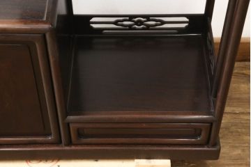 中古　民芸家具　漆塗り　紫檀材　大阪唐木指物　中澤唐木　透かし彫りが上品な雰囲気を醸し出す茶棚(違い棚、飾り棚、戸棚、収納棚)(定価約85万円)(R-060932)