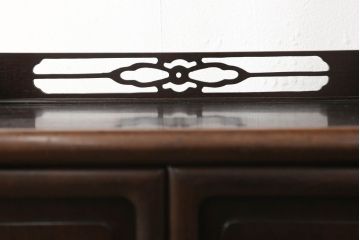 中古　民芸家具　漆塗り　紫檀材　大阪唐木指物　中澤唐木　透かし彫りが上品な雰囲気を醸し出す茶棚(違い棚、飾り棚、戸棚、収納棚)(定価約85万円)(R-060932)