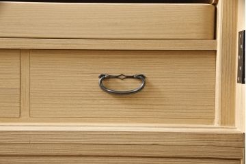 中古　伝統工芸士　田澤謙介作　かくし付き　上品なデザインの金具が和の趣あふれる加茂総桐箪笥(大丸、総桐たんす、着物箪笥、衣装箪笥、和タンス、整理箪笥、収納箪笥、引き出し)(定価約180万円)(R-060933)