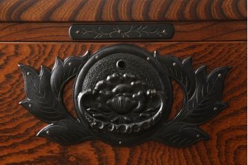 中古　美品　岩谷堂箪笥　こだわりの意匠が目を引く縦型チェスト(整理箪笥、引き出し、和タンス、収納箪笥、衣装箪笥)(R-060935)