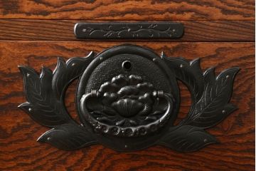 中古　美品　岩谷堂箪笥　こだわりの意匠が目を引く縦型チェスト(整理箪笥、引き出し、和タンス、収納箪笥、衣装箪笥)(R-060935)