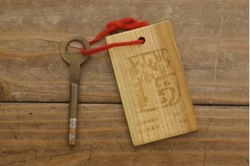 中古　美品　岩谷堂箪笥　こだわりの意匠が目を引く縦型チェスト(整理箪笥、引き出し、和タンス、収納箪笥、衣装箪笥)(R-060935)
