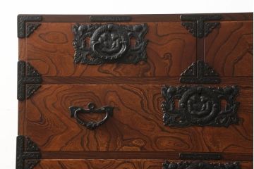 中古　岩谷堂箪笥　重厚な金具と美しい杢目が目を惹く衣装箪笥(和タンス、整理箪笥、収納箪笥、引き出し)(R-060937)