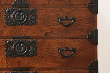 中古　岩谷堂箪笥　重厚な金具と美しい杢目が目を惹く衣装箪笥(和タンス、整理箪笥、収納箪笥、引き出し)(R-060937)