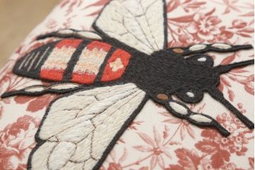 中古　超美品　グッチ(GUCCI)　ビー(ハチ)　エンブロイダリー　個性的なデザインが空間のアクセントになるウッドチェア(椅子、イス、ハーバリウムプリント)(定価約32万円)(R-060940)