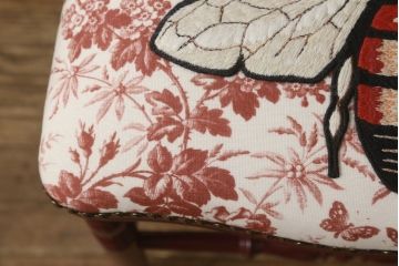 中古　超美品　グッチ(GUCCI)　ビー(ハチ)　エンブロイダリー　個性的なデザインが空間のアクセントになるウッドチェア(椅子、イス、ハーバリウムプリント)(定価約32万円)(R-060941)