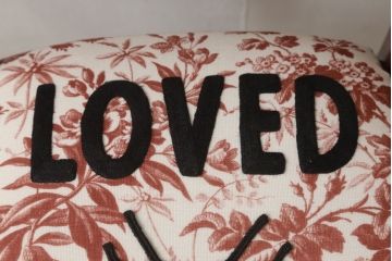 中古　超美品　グッチ(GUCCI)　ビー(ハチ)　エンブロイダリー　個性的なデザインが空間のアクセントになるウッドチェア(椅子、イス、ハーバリウムプリント)(定価約32万円)(R-060941)