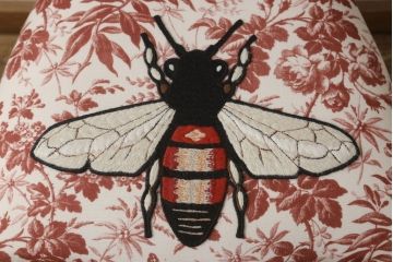 中古　超美品　グッチ(GUCCI)　ビー(ハチ)　エンブロイダリー　個性的なデザインが空間のアクセントになるウッドチェア(椅子、イス、ハーバリウムプリント)(定価約32万円)(R-060941)