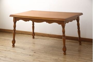 中古　美品　横浜ダニエル(daniel)　挽き物の脚がクラシカルな雰囲気を高めるダイニングテーブル(2人掛け、4人掛け、食卓)(R-060957)