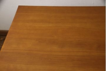 中古　美品　横浜ダニエル(daniel)　挽き物の脚がクラシカルな雰囲気を高めるダイニングテーブル(2人掛け、4人掛け、食卓)(R-060957)