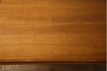 中古　美品　横浜ダニエル(daniel)　挽き物の脚がクラシカルな雰囲気を高めるダイニングテーブル(2人掛け、4人掛け、食卓)(R-060957)