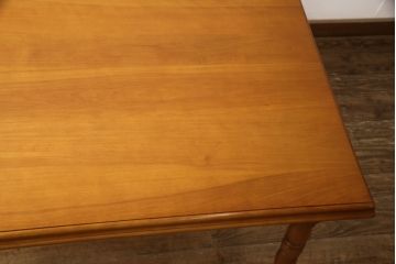 中古　美品　横浜ダニエル(daniel)　挽き物の脚がクラシカルな雰囲気を高めるダイニングテーブル(2人掛け、4人掛け、食卓)(R-060957)