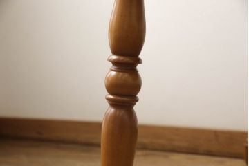 中古　美品　横浜ダニエル(daniel)　挽き物の脚がクラシカルな雰囲気を高めるダイニングテーブル(2人掛け、4人掛け、食卓)(R-060957)