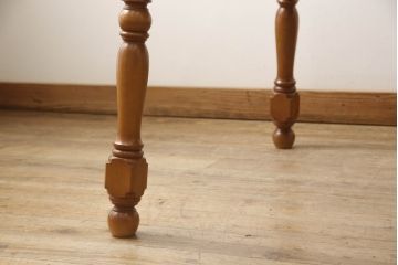 中古　美品　横浜ダニエル(daniel)　挽き物の脚がクラシカルな雰囲気を高めるダイニングテーブル(2人掛け、4人掛け、食卓)(R-060957)
