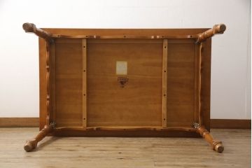 中古　美品　横浜ダニエル(daniel)　挽き物の脚がクラシカルな雰囲気を高めるダイニングテーブル(2人掛け、4人掛け、食卓)(R-060957)