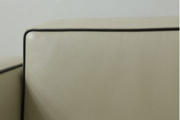 中古　展示品　超美品　Cassina(カッシーナ)　405　DUC(デュック)　FX革　黒のパイピングが空間を引き締める2人掛けソファ(2P、アームソファ、タグ付き)(定価約110万円)(R-060958)