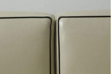 中古　展示品　超美品　Cassina(カッシーナ)　405　DUC(デュック)　FX革　黒のパイピングが空間を引き締める2人掛けソファ(2P、アームソファ、タグ付き)(定価約110万円)(R-060958)