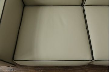 中古　展示品　超美品　Cassina(カッシーナ)　405　DUC(デュック)　FX革　黒のパイピングが空間を引き締める2人掛けソファ(2P、アームソファ、タグ付き)(定価約110万円)(R-060958)