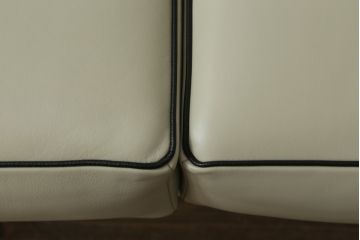 中古　展示品　超美品　Cassina(カッシーナ)　405　DUC(デュック)　FX革　黒のパイピングが空間を引き締める2人掛けソファ(2P、アームソファ、タグ付き)(定価約110万円)(R-060958)