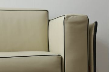 中古　展示品　超美品　Cassina(カッシーナ)　405　DUC(デュック)　FX革　黒のパイピングが空間を引き締める2人掛けソファ(2P、アームソファ、タグ付き)(定価約110万円)(R-060958)