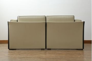 中古　展示品　超美品　Cassina(カッシーナ)　405　DUC(デュック)　FX革　黒のパイピングが空間を引き締める2人掛けソファ(2P、アームソファ、タグ付き)(定価約110万円)(R-060958)