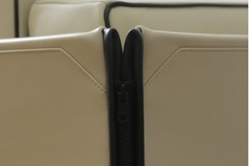 中古　展示品　超美品　Cassina(カッシーナ)　405　DUC(デュック)　FX革　黒のパイピングが空間を引き締める2人掛けソファ(2P、アームソファ、タグ付き)(定価約110万円)(R-060958)