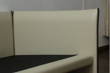 中古　展示品　超美品　Cassina(カッシーナ)　405　DUC(デュック)　FX革　黒のパイピングが空間を引き締める2人掛けソファ(2P、アームソファ、タグ付き)(定価約110万円)(R-060958)