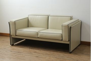 中古　展示品　超美品　Cassina(カッシーナ)　405　DUC(デュック)　FX革　黒のパイピングが空間を引き締める2人掛けソファ(2P、アームソファ)(定価約110万円)(R-060959)