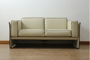 中古　展示品　超美品　Cassina(カッシーナ)　405　DUC(デュック)　FX革　黒のパイピングが空間を引き締める2人掛けソファ(2P、アームソファ)(定価約110万円)(R-060959)
