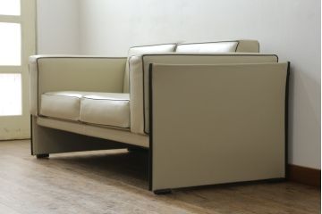中古　展示品　超美品　Cassina(カッシーナ)　405　DUC(デュック)　FX革　黒のパイピングが空間を引き締める2人掛けソファ(2P、アームソファ)(定価約110万円)(R-060959)
