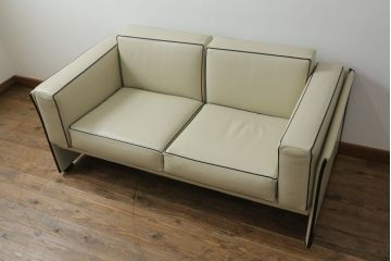 中古　展示品　超美品　Cassina(カッシーナ)　405　DUC(デュック)　FX革　黒のパイピングが空間を引き締める2人掛けソファ(2P、アームソファ)(定価約110万円)(R-060959)