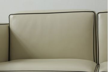 中古　展示品　超美品　Cassina(カッシーナ)　405　DUC(デュック)　FX革　黒のパイピングが空間を引き締める2人掛けソファ(2P、アームソファ)(定価約110万円)(R-060959)