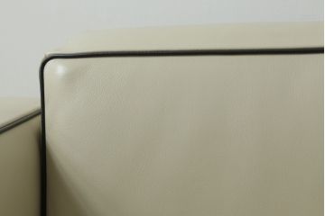 中古　展示品　超美品　Cassina(カッシーナ)　405　DUC(デュック)　FX革　黒のパイピングが空間を引き締める2人掛けソファ(2P、アームソファ)(定価約110万円)(R-060959)