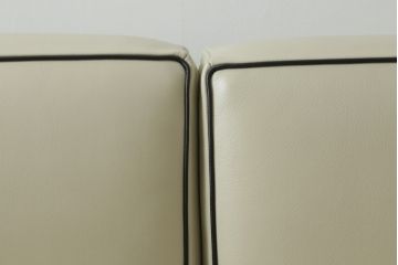 中古　展示品　超美品　Cassina(カッシーナ)　405　DUC(デュック)　FX革　黒のパイピングが空間を引き締める2人掛けソファ(2P、アームソファ)(定価約110万円)(R-060959)