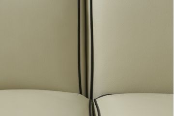 中古　展示品　超美品　Cassina(カッシーナ)　405　DUC(デュック)　FX革　黒のパイピングが空間を引き締める2人掛けソファ(2P、アームソファ)(定価約110万円)(R-060959)