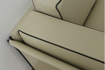中古　展示品　超美品　Cassina(カッシーナ)　405　DUC(デュック)　FX革　黒のパイピングが空間を引き締める2人掛けソファ(2P、アームソファ)(定価約110万円)(R-060959)