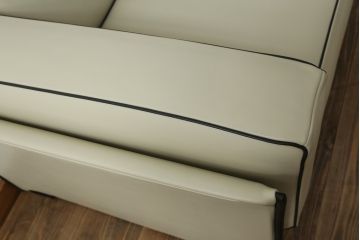 中古　展示品　超美品　Cassina(カッシーナ)　405　DUC(デュック)　FX革　黒のパイピングが空間を引き締める2人掛けソファ(2P、アームソファ)(定価約110万円)(R-060959)