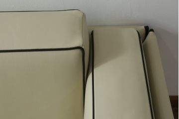 中古　展示品　超美品　Cassina(カッシーナ)　405　DUC(デュック)　FX革　黒のパイピングが空間を引き締める2人掛けソファ(2P、アームソファ)(定価約110万円)(R-060959)