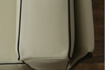 中古　展示品　超美品　Cassina(カッシーナ)　405　DUC(デュック)　FX革　黒のパイピングが空間を引き締める2人掛けソファ(2P、アームソファ)(定価約110万円)(R-060959)