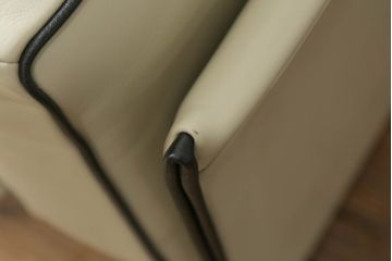 中古　展示品　超美品　Cassina(カッシーナ)　405　DUC(デュック)　FX革　黒のパイピングが空間を引き締める2人掛けソファ(2P、アームソファ)(定価約110万円)(R-060959)