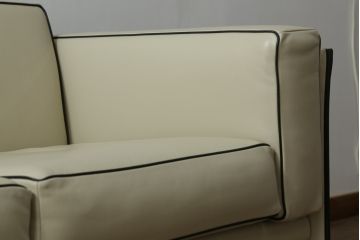 中古　展示品　超美品　Cassina(カッシーナ)　405　DUC(デュック)　FX革　黒のパイピングが空間を引き締める2人掛けソファ(2P、アームソファ)(定価約110万円)(R-060959)