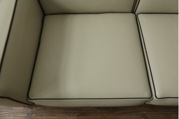 中古　展示品　超美品　Cassina(カッシーナ)　405　DUC(デュック)　FX革　黒のパイピングが空間を引き締める2人掛けソファ(2P、アームソファ)(定価約110万円)(R-060959)
