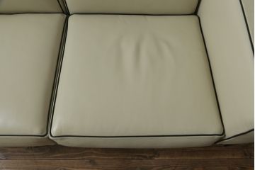 中古　展示品　超美品　Cassina(カッシーナ)　405　DUC(デュック)　FX革　黒のパイピングが空間を引き締める2人掛けソファ(2P、アームソファ)(定価約110万円)(R-060959)